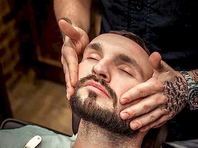 Королевское Бритьё в Oldboy Barbershop: Нанесение масла