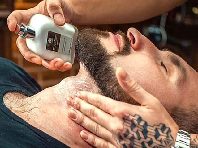 Королевское Бритьё в Oldboy Barbershop: Нанесение средства после бритья