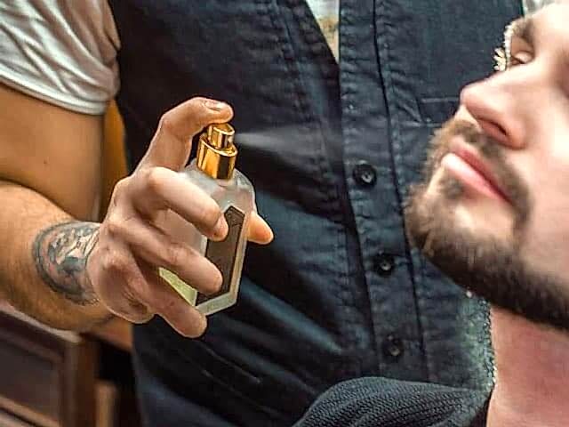 Королевское Бритьё в Oldboy Barbershop: Нанесение одеколона