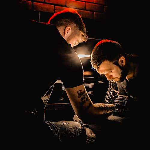 Нанесение татуировки в Oldboy Barbershop
