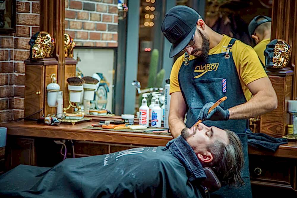 Опасное бритье: логотип OldBoy с бритвой Опасное бритье: логотип OldBoy с бритвой